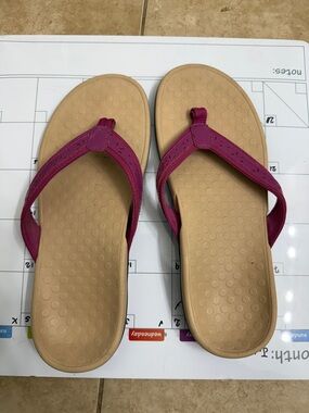Vionic Women's Magenta Thong Sandals with Tan Footbed